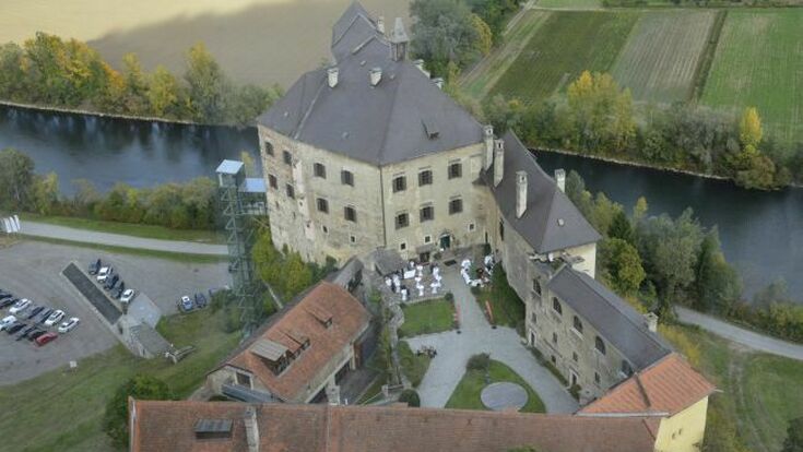 © TOSHIBA AIR-COND Burg Rabenstein mittelalterliches Ambiente Vogelperspektive auf Burg