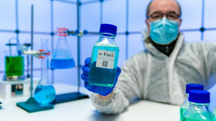 © Adobe Stock Scientist eFuel Bottle Laboratory