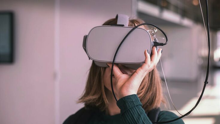 © Bosch Mädchen mit VR-Brille o.ä. Technologie