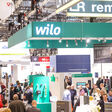 SHK ESSEN 2018 Fachmesse für Sanitär, Heizung, Klima und erneuerbare Energien Vom 6. bis 9. März 2018 trifft sich die SHK-Branche auf der SHK ESSEN in der Messe Essen ? erstmals mit der neuen Tagefolge von Dienstag bis Freitag. 570 Aussteller aus 18 Nationen präsentieren auf der besucherstärksten nationalen Fachmesse für Sanitär, Heizung, Klima und erneuerbare Energien ihre Produkte und Neuheiten. Damit verzeichnet die traditionsreiche Branchenplattform mehr Aussteller als zuletzt. Schwerpunkt sind in diesem Jahr unter anderem digitale und energieeffiziente Lösungen für Bad, Heizung und Klimatisierung. Das Angebot der Messe für Macher orientiert sich stark an den Bedürfnissen des Handwerks. Darüber hinaus finden auch Fachplaner und Architekten neue Produkte. --- 06-03-2018/Essen/Germany Foto:Rainer Schimm/©MESSE ESSEN GmbH --- Zulässige Nutzung: Der Nutzer erhält an dem Bild ein einfaches Nutzungsrecht, ausschließlich für eine redaktionelle, journalistische Berichterstattung ? in Online- und Printmedien, Film und TV über die MESSE ESSEN, eine Veranstaltung der MESSE ESSEN oder eine auf dem Messegelände der MESSE ESSEN stattfindenden Veranstaltung. Die Nutzung des Bildmaterials ist für die berichtenden Medien mit Urhebervermerk und Beleg ist honorarfrei gestattet. Der Nutzer verpflichtet sich dazu, die dem Bild zugeordneten Informationen, insbesondere Bildbeschreibung und Fotograf, bei der Nutzung in korrekter Weise zu verwenden und zu veröffentlichen. Jede andere Nutzung bedarf der Zustimmung durch die Messe Essen GmbH. Die Messe Essen haftet nicht für Verletzung von Rechten abgebildeter Personen und/oder Objekten. Es werden durch die Messe Essen keine Persönlichkeits-, Eigentums-, Kunst-, Marken- oder ähnliche Rechte eingeräumt, die Einholung der o.g. Rechte obliegt allein dem Nutzer. Der Verkauf und die Weitergabe der Bilddatei an Dritte sowie das nicht-autorisierte Kopieren oder sonstige Vervielfältigen dieser Bilddatei auf alle Art