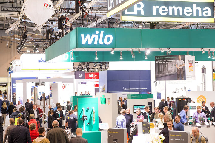 SHK ESSEN 2018 Fachmesse für Sanitär, Heizung, Klima und erneuerbare Energien Vom 6. bis 9. März 2018 trifft sich die SHK-Branche auf der SHK ESSEN in der Messe Essen ? erstmals mit der neuen Tagefolge von Dienstag bis Freitag. 570 Aussteller aus 18 Nationen präsentieren auf der besucherstärksten nationalen Fachmesse für Sanitär, Heizung, Klima und erneuerbare Energien ihre Produkte und Neuheiten. Damit verzeichnet die traditionsreiche Branchenplattform mehr Aussteller als zuletzt. Schwerpunkt sind in diesem Jahr unter anderem digitale und energieeffiziente Lösungen für Bad, Heizung und Klimatisierung. Das Angebot der Messe für Macher orientiert sich stark an den Bedürfnissen des Handwerks. Darüber hinaus finden auch Fachplaner und Architekten neue Produkte. --- 06-03-2018/Essen/Germany Foto:Rainer Schimm/©MESSE ESSEN GmbH --- Zulässige Nutzung: Der Nutzer erhält an dem Bild ein einfaches Nutzungsrecht, ausschließlich für eine redaktionelle, journalistische Berichterstattung ? in Online- und Printmedien, Film und TV über die MESSE ESSEN, eine Veranstaltung der MESSE ESSEN oder eine auf dem Messegelände der MESSE ESSEN stattfindenden Veranstaltung. Die Nutzung des Bildmaterials ist für die berichtenden Medien mit Urhebervermerk und Beleg ist honorarfrei gestattet. Der Nutzer verpflichtet sich dazu, die dem Bild zugeordneten Informationen, insbesondere Bildbeschreibung und Fotograf, bei der Nutzung in korrekter Weise zu verwenden und zu veröffentlichen. Jede andere Nutzung bedarf der Zustimmung durch die Messe Essen GmbH. Die Messe Essen haftet nicht für Verletzung von Rechten abgebildeter Personen und/oder Objekten. Es werden durch die Messe Essen keine Persönlichkeits-, Eigentums-, Kunst-, Marken- oder ähnliche Rechte eingeräumt, die Einholung der o.g. Rechte obliegt allein dem Nutzer. Der Verkauf und die Weitergabe der Bilddatei an Dritte sowie das nicht-autorisierte Kopieren oder sonstige Vervielfältigen dieser Bilddatei auf alle Art
