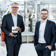 Ronny Lindskog (rechts) und Wilhelm Hahn (links) aus der Wiha Geschäftsleitung freuen sich sehr über die erneute Verleihung des TOP100-Siegels und die damit bestätigte Innovationskraft ihres Unternehmens