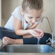 Weltwassertag Mädchen trinkt aus dem Wasserhahn