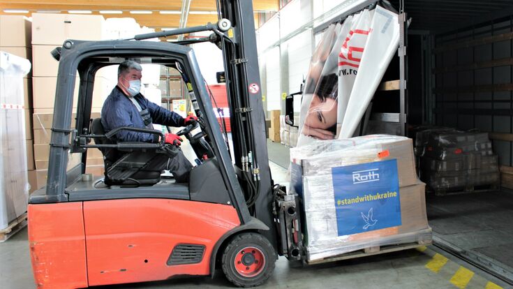Verpacken der Hilfsgüter bei Roth