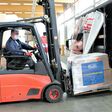Verpacken der Hilfsgüter bei Roth