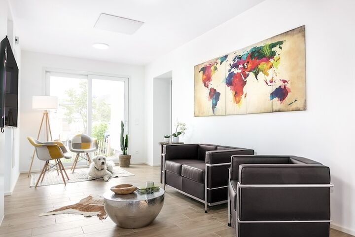 Dezent, aber wirkungsvoll – die Deckenheizelemente von Vitramo schaffen Wohlfühlatmosphäre im ganzen Haus.