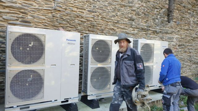 Drei kaskadierte superleise Luft/Wasser-Wärmepumpen der Panasonic T-CAP SuperQuiet-Reihe versorgen die Burg mit Wärme.
