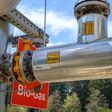biogas, biogasanlage, gas, biomasse, energie, umwelt, landwirtschaft, strom, dezentral, nachhaltig, nachhaltigkeit, umweltschutz, ökologisch, industrie, rohr, rohrleitung, generator, methan, technik, technologioer, erneuerbare energie, kraftwerk, bioenergie, erneuerbar, organisch, installation, gewerblich, infrastruktur, metallisch, konstruktion, blau, rot, gelb