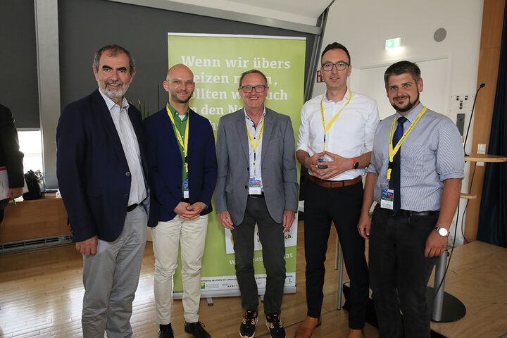 v.li.: Josef Plank (Österreichischer Raiffeisenverband; Wirtschafts-, Agrar- und Europafragen), Gerolf Bücheler (GF Fachverband Holzenergie im deutschen Bundesverband Bioenergie e.V.), Rudolf Freidhager (Vorstand der Österreichischen Bundesforste AG und und stv. Vorsitzender des ÖBMV), Christian Metschina (Referatsleiter Energie, Klima und Bioressourcen, LK Steiermark und stv. Vorsitzender des ÖBMV) und Christoph Pfemeter (GF Österreichischer Biomasse-Verband)