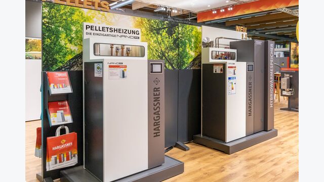 Am Messestand zur Energiesparmesse wurde das vielseitige Programm von Hargassner präsentiert (wie hier z. B. die Nano Pelletsheizung).
