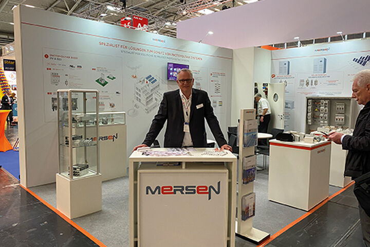 Auf der Intersolar in München stellte Elektrikspezialist Mersen seine Sicherheitssysteme für Photovoltaik-Anlagen vor