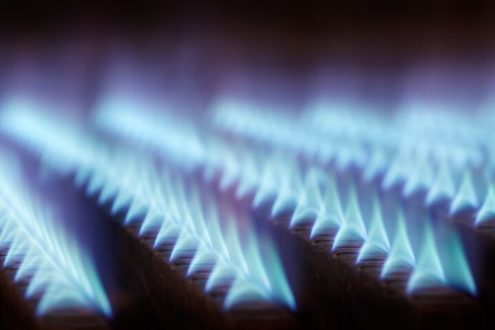 Gas, Flamme, blau, Therme, Heizung, Energie, Energieverbrauch, Gasheizung, Flammen, Klimawandel, Energieverschwendung, Verschwendung, heizen, Wärme, Erwärmung, global, Klima, fossile, Wartung, reinigen, Warmwasser, Wasser, erwärmen, erhitzen, verbrennen, Verbrennung, Flüssiggas, Erdgas, Klimaerwärmung, CO2, alt, Brenner, Brennstoff, Propan, Hitze, Feuer, Boiler, Durchlauferhitzer, Klempner, Heizungsbauer, Reihen, Verbrauch, Endverbraucher, Abnehmer, Haus, ineffektiv