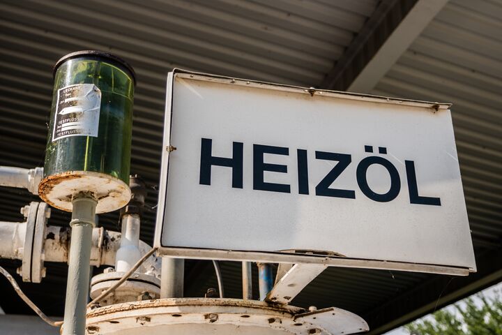 heizöl, heizöltank, auftanken, benzin, benzintank, diesel, dieseltank, einlagern, gastank, gewerbe, industrie, industriell, lager, lagerung, sprit, spritpreise, tank, tanken, tanks, tankstelle, technik, umwelt, umweltgift, umweltverschmutzung, zapfhahn, zapfsäule, öl, öltanks, gefahr, gefahrengut, rohre, ventile, liter, lkw, lagerhaus, ölraffinerie, energieversorgung, erdöl, flüssiggas, fossile brennstoffe, chemie, rohstoff, rohöl, kraftstoff, schweröl, schild, feuer, feuergefahr, gefährlich, brennbar
