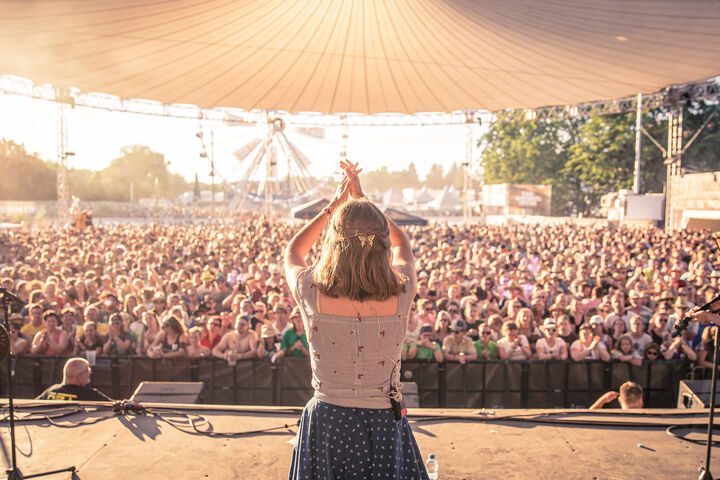 Das Woodstock der Blasmusik Festival - Hargassner steigt als Sponsor ein und unterstützt BLACK BOX Dusch-Container mit seiner Heiztechnik.