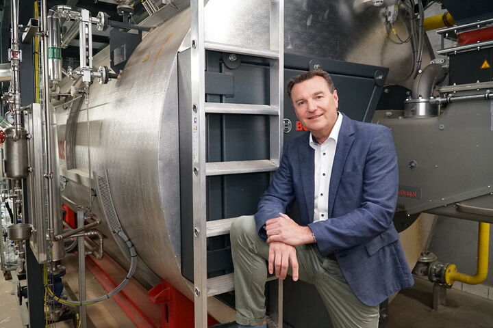 SalzburgMilch Geschaeftsfuehrer Andreas Gasteiger pr?sentiert den neuen, energiesparenden Dampfkessel.