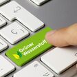 Grüner Wasserstoff Geschrieben am Green Taste der metallischen Tastatur. Finger drückt die Taste.