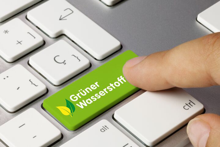 Grüner Wasserstoff Geschrieben am Green Taste der metallischen Tastatur. Finger drückt die Taste.