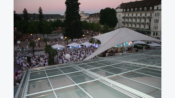 Clubbing-Outdoor-Bereich bei Baden in Weiß von der Dachterrasse des VIP-Bereichs aus.