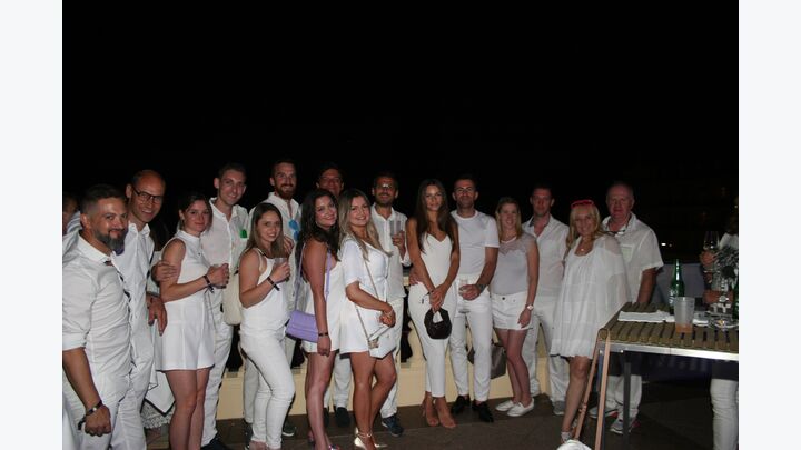VIP-Bereich Baden in Weiss - Gruppenfoto