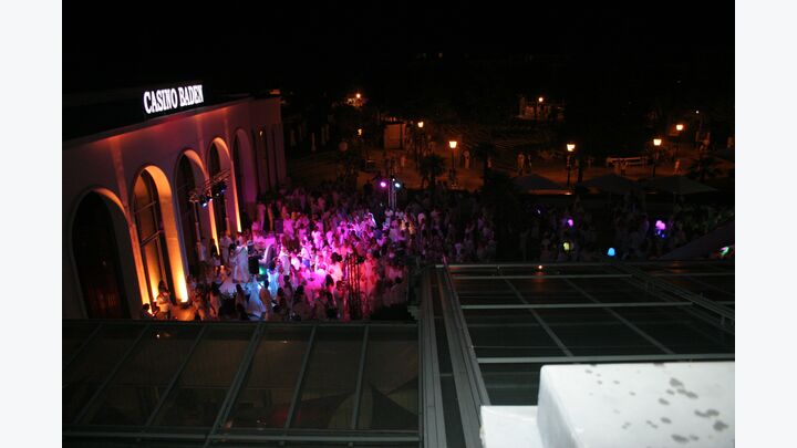 Clubbing-Outdoor-Bereich bei Baden in Weiß von der Dachterrasse des VIP-Bereichs aus.