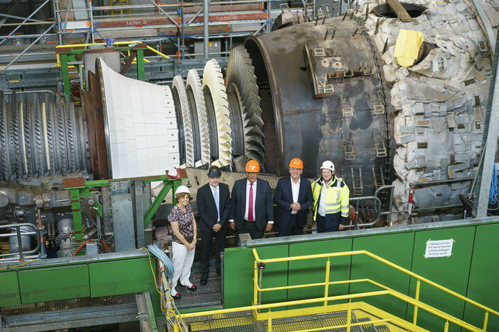 Foto-Medientermin & Lokalaugenschein beim Kraftwerk Donaustadt: weltweit erster Wasserstoff-Betriebsversuch in Wiener Gasturbine; © Wien Energie/FOTObyHOFER/Christian Hofer, 06.07.22