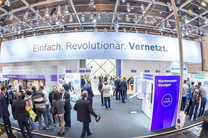 SHK ESSEN 2018 Fachmesse für Sanitär, Heizung, Klima und erneuerbare Energien Vom 6. bis 9. März 2018 trifft sich die SHK-Branche auf der SHK ESSEN in der Messe Essen ? erstmals mit der neuen Tagefolge von Dienstag bis Freitag. 570 Aussteller aus 18 Nationen präsentieren auf der besucherstärksten nationalen Fachmesse für Sanitär, Heizung, Klima und erneuerbare Energien ihre Produkte und Neuheiten. Damit verzeichnet die traditionsreiche Branchenplattform mehr Aussteller als zuletzt. Schwerpunkt sind in diesem Jahr unter anderem digitale und energieeffiziente Lösungen für Bad, Heizung und Klimatisierung. Das Angebot der Messe für Macher orientiert sich stark an den Bedürfnissen des Handwerks. Darüber hinaus finden auch Fachplaner und Architekten neue Produkte. --- 07-03-2018/Essen/Germany Foto:Rainer Schimm/©MESSE ESSEN GmbH --- Zulässige Nutzung: Der Nutzer erhält an dem Bild ein einfaches Nutzungsrecht, ausschließlich für eine redaktionelle, journalistische Berichterstattung ? in Online- und Printmedien, Film und TV über die MESSE ESSEN, eine Veranstaltung der MESSE ESSEN oder eine auf dem Messegelände der MESSE ESSEN stattfindenden Veranstaltung. Die Nutzung des Bildmaterials ist für die berichtenden Medien mit Urhebervermerk und Beleg ist honorarfrei gestattet. Der Nutzer verpflichtet sich dazu, die dem Bild zugeordneten Informationen, insbesondere Bildbeschreibung und Fotograf, bei der Nutzung in korrekter Weise zu verwenden und zu veröffentlichen. Jede andere Nutzung bedarf der Zustimmung durch die Messe Essen GmbH. Die Messe Essen haftet nicht für Verletzung von Rechten abgebildeter Personen und/oder Objekten. Es werden durch die Messe Essen keine Persönlichkeits-, Eigentums-, Kunst-, Marken- oder ähnliche Rechte eingeräumt, die Einholung der o.g. Rechte obliegt allein dem Nutzer. Der Verkauf und die Weitergabe der Bilddatei an Dritte sowie das nicht-autorisierte Kopieren oder sonstige Vervielfältigen dieser Bilddatei auf alle Art