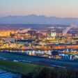 Österreich, Oberösterreich, Linz. Nachtaufnahme des Industriegebietes