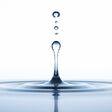 wasser, tropfen, wassertropfen, tropfen wasser, blau hintergrund, energie, ressource, vorrat, speicher, flüssigkeit, spritzer, treibstoff, benzin, wasserstoff, zukunft, leben, nass, ozean, grundwasser, sauber, verschmutung, bedarf, quelle, reinheit, symbol, tiefe, sprudel, heilung, wellness, methan, flüssig, welle, see, reservoir, existenz, h2o, meer, trinkwasser, überleben, verdursten, wüste, unterirdisch, planet, labor, versuch, experiment, geo, erde