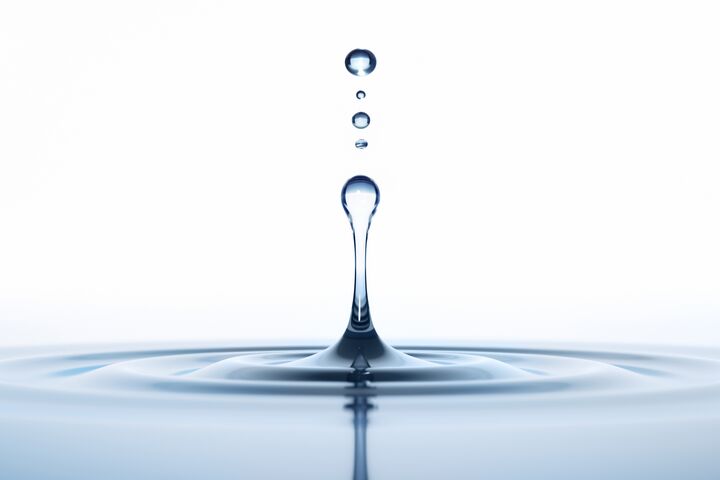 wasser, tropfen, wassertropfen, tropfen wasser, blau hintergrund, energie, ressource, vorrat, speicher, flüssigkeit, spritzer, treibstoff, benzin, wasserstoff, zukunft, leben, nass, ozean, grundwasser, sauber, verschmutung, bedarf, quelle, reinheit, symbol, tiefe, sprudel, heilung, wellness, methan, flüssig, welle, see, reservoir, existenz, h2o, meer, trinkwasser, überleben, verdursten, wüste, unterirdisch, planet, labor, versuch, experiment, geo, erde