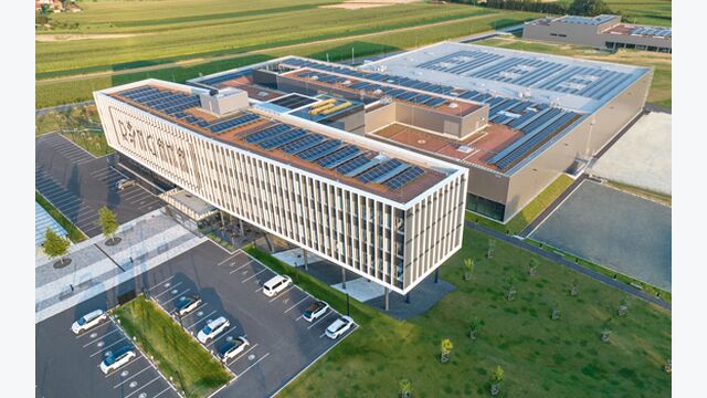RINGANA campus - Sicht auf PV-Anlagen am Flachdach
