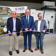 Erich Erber, Stephan Pernkopf und Christoph Artner durchschneiden das Band und er?ffnen die gr?ne Wasserstoffproduktion und Betankungsanlage.
