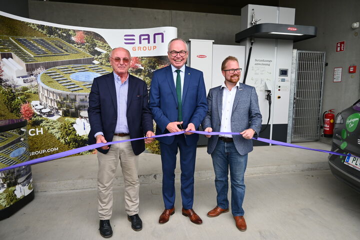 Erich Erber, Stephan Pernkopf und Christoph Artner durchschneiden das Band und er?ffnen die gr?ne Wasserstoffproduktion und Betankungsanlage.