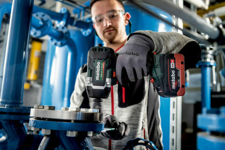 Der neue 18-Volt-Akku-Schlagschrauber von Metabo SSW 18 LTX 800
BL überzeugt mit enormer Kraft und höchster Effizienz. Er schafft bis zu
800 Newtonmeter im Anzugsdrehmoment und bis zu 1.200 Newtonmeter
beim Lösen von Schrauben.