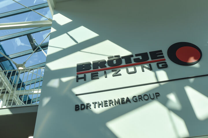 Wärmepumpen sind so gefragt wie nie zuvor. Durch den engen Kontakt zur BDR Thermea Gruppe arbeitet BRÖTJE am Puls internationaler Marktentwicklungen.