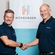 Hörburger Energietechnik übernimmt den Rankweiler Familienbetrieb Dobler Installationstechnik. Inhaber Christian Dobler (links) und Hörburger-Geschäftsführer Bertram Hörburger (rechts) regeln damit die Nachfolge des Unternehmens.