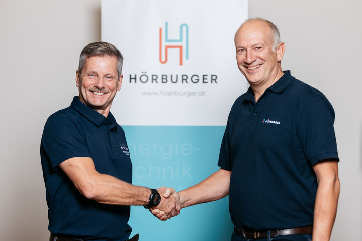 Hörburger Energietechnik übernimmt den Rankweiler Familienbetrieb Dobler Installationstechnik. Inhaber Christian Dobler (links) und Hörburger-Geschäftsführer Bertram Hörburger (rechts) regeln damit die Nachfolge des Unternehmens.