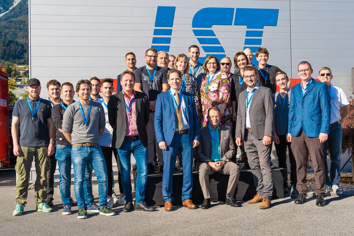 Labor Strauss Gruppe feierte 25 Jahre in Tirol - Im Bild: Team der NL Innsbruck mit GF Stefan Friedl und NL Robert Wieser.