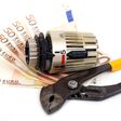 energie, strom, heizung, gas, umwelt, thermostat, regler, energieversorger, hitze, geräte, kosten, wärme, handwerker, monteur, austausch, reduzierung, versorger, sparen, einstellung, optimierung, zange, werkzeug, öl, tank, klima, euro, inflation, kriese