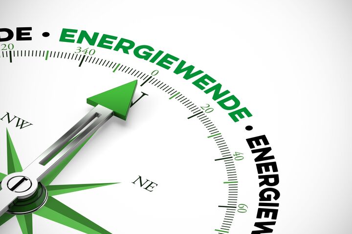Energiewende für Effizenz und Nachhaltigkeit als Konzept auf einem Kompass