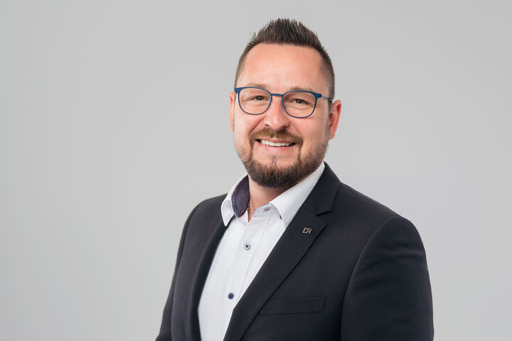 Fotoshooting am 20. Mai 2022 bei Remeha - Sebastian Stricker freut sich auf seine Tätigkeit als neuer Leiter der Anlagen- und Systemtechnik bei Remeha.