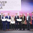 v.l.n.r. : Michael Strugl, Vorstandsvorsitzender VERBUND AG, Martin Hagleitner, CEO der Austria Email AG, Patrick Aunitz, Key Account bei der Austria Email AG gemeinsam mit Projektpartnern, und ganz links Florian Frauscher, Leiter der Sektion Wirtschaftsstandort, Innovation und Internationalisierung