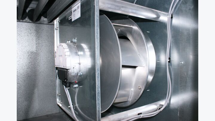 Mitunter über den Tausch der alten Ventilatoren durch moderne EC-Ventilatoren konnte die Energieeffizienz der Anlage maßgeblich angehoben werden.