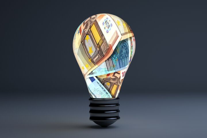stromkosten, energie, geld, elektrizität, strom, stromrechnungen, teuer, rechnungen, kosten, steigend, haushalt, erneuerbare energien, energiewende, wirtschaft, politik, geldscheine, euro, grau, energieanbieter, licht, stadtwerke, sparen, effizienz, banknoten, energieverbrauch, stromverbrauch, elektrik, preis, atomkraft, ökostrom