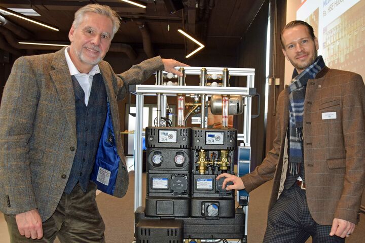 Andreas Alt (li.) und Verkaufsleiter Matthias Hofer zeigen auf der Energiesparmesse u.a., wie man mit HeatBloc-Lösungen von PAW viel Energie einsparen kann.