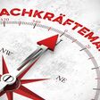 Kompass zeigt auf Schriftzug Fachkräftemangel als Strategie und Arbeitsmarkt Konzept
