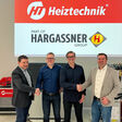 Beim Handshake am 8. März 2023 bei HT Heiztechnik, Polen. Anton Hargassner jun. (links), Geschäftsführung Hargassner Ges mbH, Österreich
Zdzisław Kulpan, Vorsitzender (zweiter von links) Geschäftsführung Heiztechnik Polen
Radosław Siłkowski (zweiter von rechts), stellvertretender Vorsitzender Geschäftsführung Heiztechnik
Markus Hargassner (rechts), Geschäftsführung Hargassner Ges mbH, Österreich