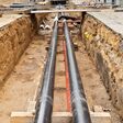 baugrube, rohr, rohrleitung, fernwärme, fernwärmerohr, baustelle, bauarbeiten, fernwärmeleitung, neu, alt, austausch, austauschen, ersatz, ersetzen, fernwärmenetz, energieversorgung, sanierungsarbeiten, sanieren, sanierung, wärmeenergie, heizenergie, heizung, heizen, wärme, bauzaun