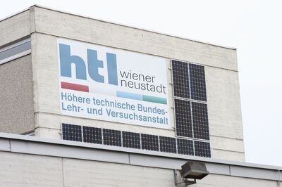 Bestehende PV-Anlagen am Gelände der HTL Wiener Neustadt sollen grünen Strom für die Herstellung von Wasserstoff mittels Elektrolyse liefern.