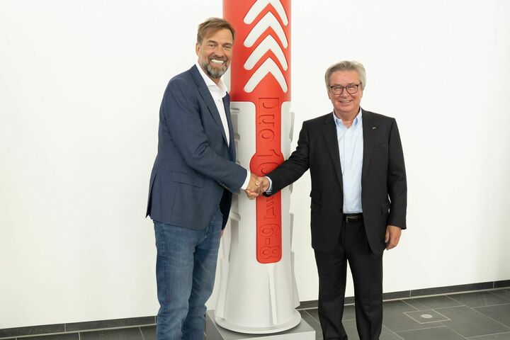 Freudige Gesichter: Erfolgstrainer Jürgen Klopp, der neue Markenbotschafter der Unternehmensgruppe fischer, und Firmeninhaber Prof. Klaus Fischer.