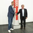 Freudige Gesichter: Erfolgstrainer Jürgen Klopp, der neue Markenbotschafter der Unternehmensgruppe fischer, und Firmeninhaber Prof. Klaus Fischer.
